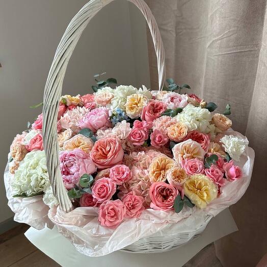 Корзина premium с пионами и гортензиями