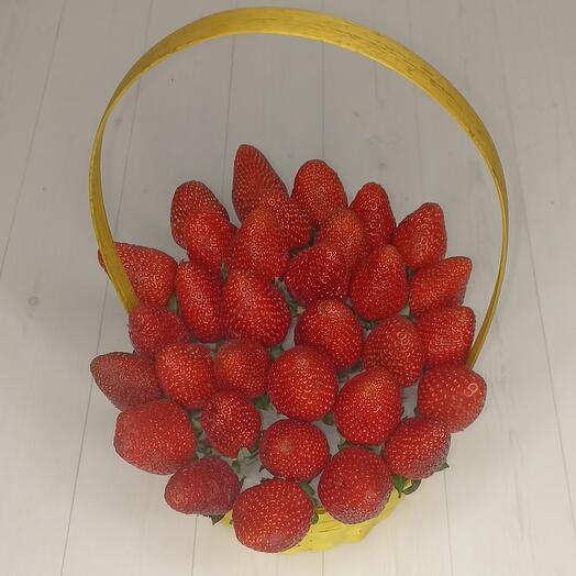 Клубника в корзине