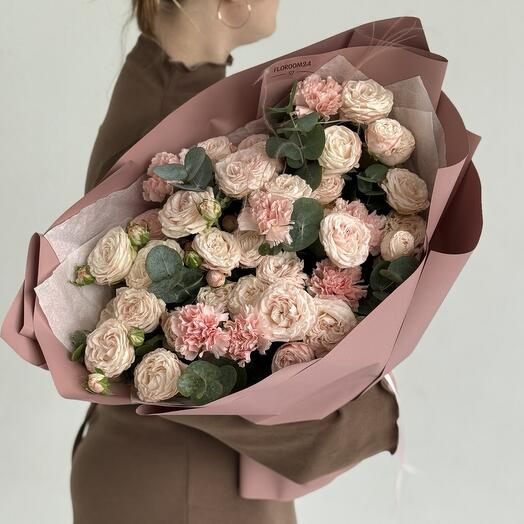 Нежный букет с кустовой пионовидной розой и диантусами M