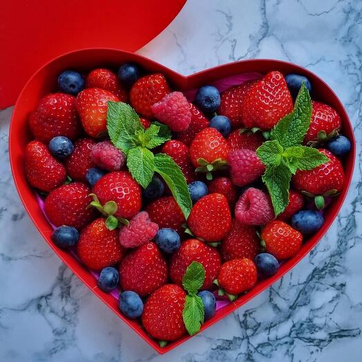 Коробка с клубникой "Клубничное сердце"