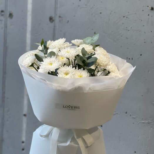 Хризантемы с эвкалиптом