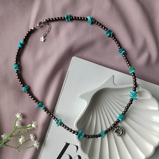 Ожерелье из "шоколадного" гематита с подвеской ракушкой