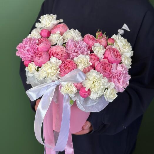 Коробочка с пионовидной кустовой розой и диантусами