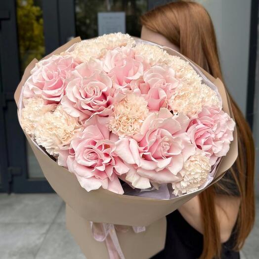 Букет из французских роз и диантусов «Кружева»