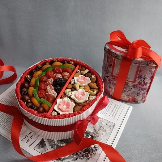 Подарочный набор. Сухофрукты, орехи, чай, шоколад
