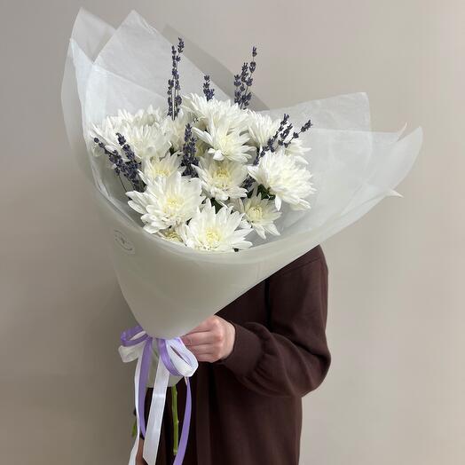 Букет из кустовой хризантемы и лаванды