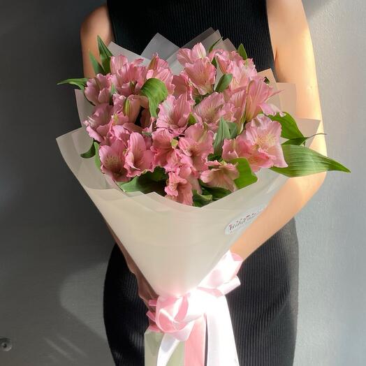 Букет из розовых альстромерий в нежной упаковке