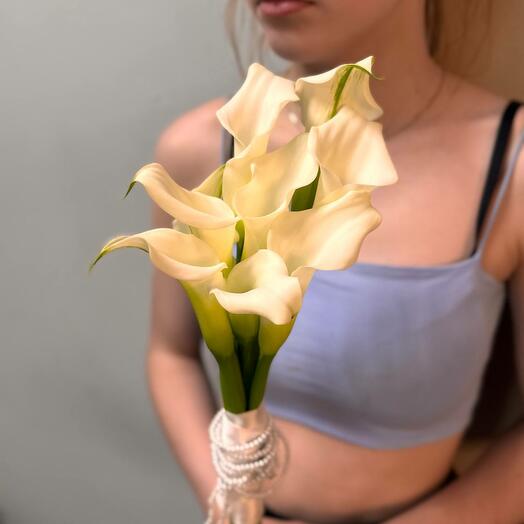 Букет невесты из калл с жемчугом