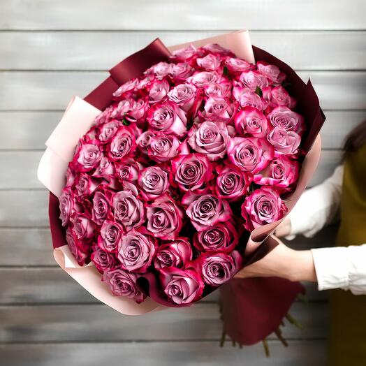 65 фиолетовых роз Эквадор 50 см в упаковке