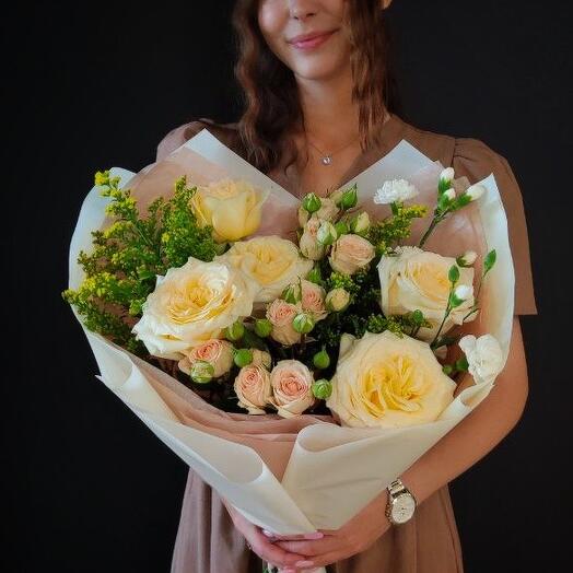 Букет «Солнечный ветер» (пионовидная Роза, кустовая Роза, солидаго и диантус)