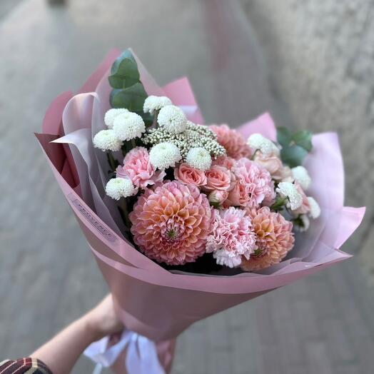 Букет с георгинами
