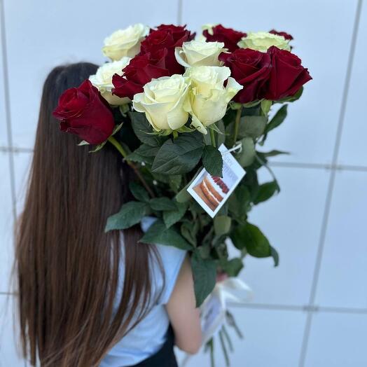 Белые и красные розы