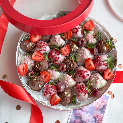 Клубника в белом молочном и розовом шоколаде
