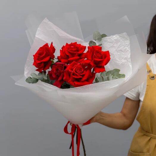 Красная французская роза с эвкалиптом