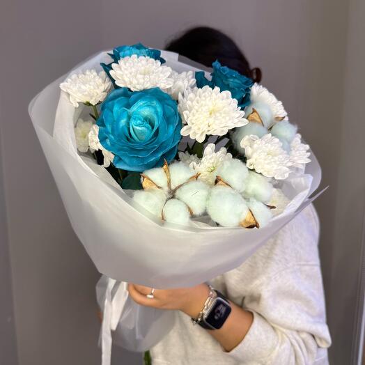 Морской бриз букет с синими розами | синие розы, хризантемы, хлопок