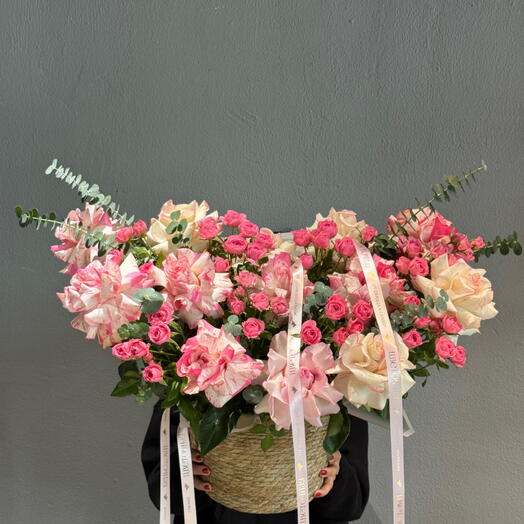 Нежная композиция в корзиночке в оформление роз