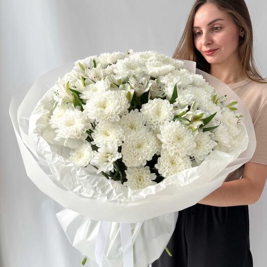 Хризантемы белые махровые с альстромерией большой букет