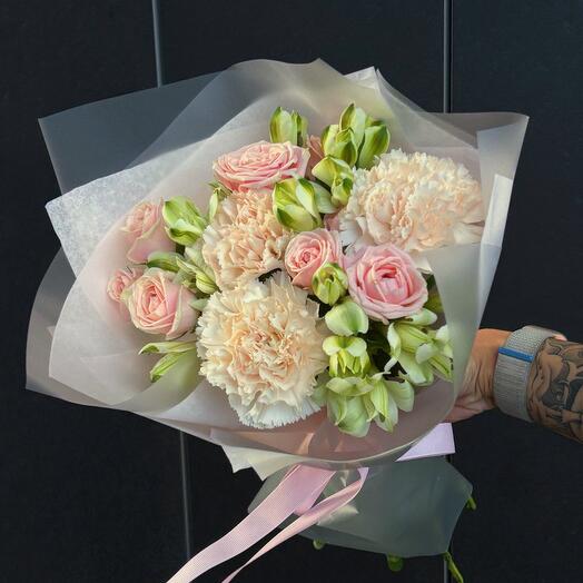 Букет-комплимент с альстромериями и кустовыми розами