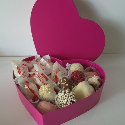 Клубника в шоколаде с конфетами "Рафаэлло" "Сладкая нежность"