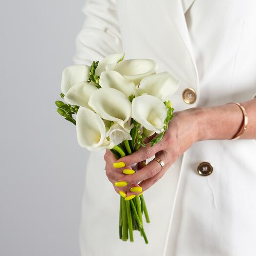 Букет невесты с белыми каллами и фрезией «Леди»