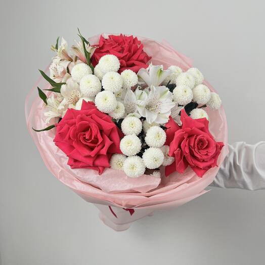 Букет из малиновой французской розой, альстромерии и хризантемы (D750)