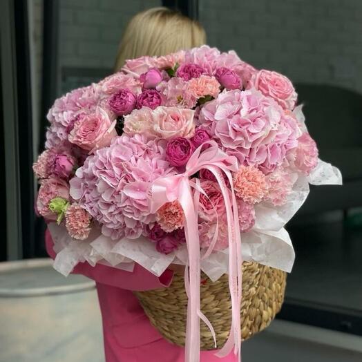 Цветы в корзине нежное ассорти