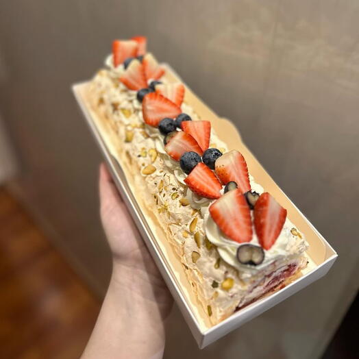 Меренговый рулет с ягодами