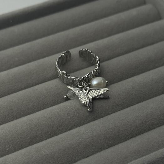 Колечко с колибри, жемчужиной и хрусталем, родий