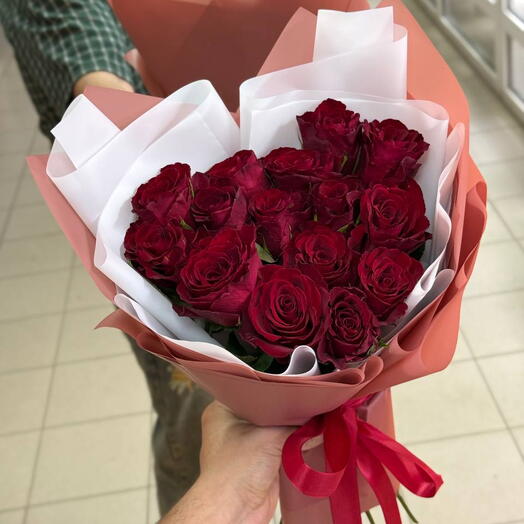 Букет комплимент - из классических красных роз в стильном оформлении