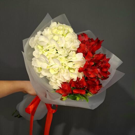 Букет из гортензии и ярких альстромерий