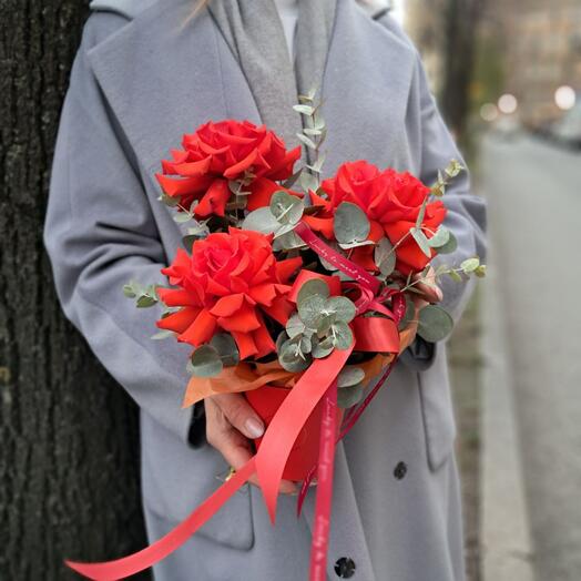 Французские розы с эвкалиптом в стаканчике