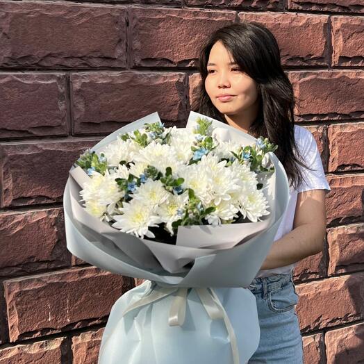 Букет из кустовой хризантемы и твидии