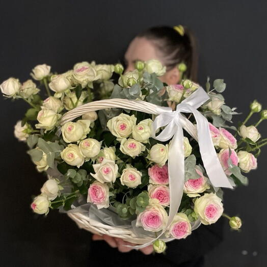 Корзина с пионовидными кустовыми розами