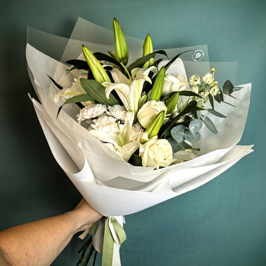 Белый букет с лилией и эвкалиптом