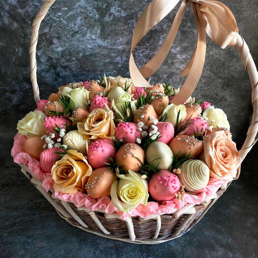 Корзина с клубникой в шоколаде и розами XL