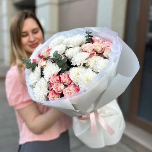 Букет из кустовых роз и хризантем с эвкалиптом