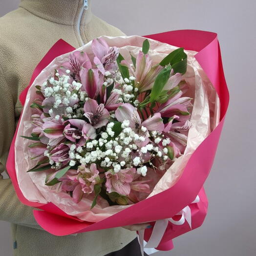Букет цветов из альстромерии и гипсофилы