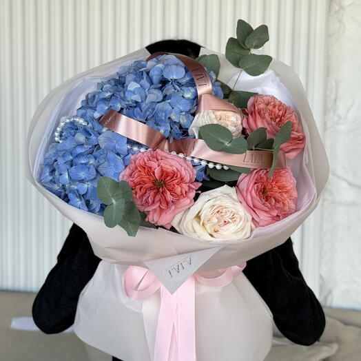 Монобукет с гортензиями и с голландками розами