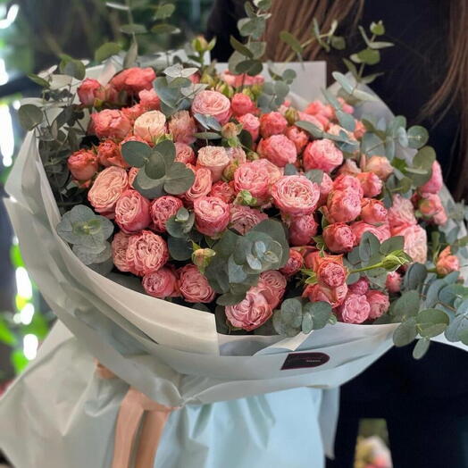 «Розовая Феерия» — кустовые розы с эвкалиптом