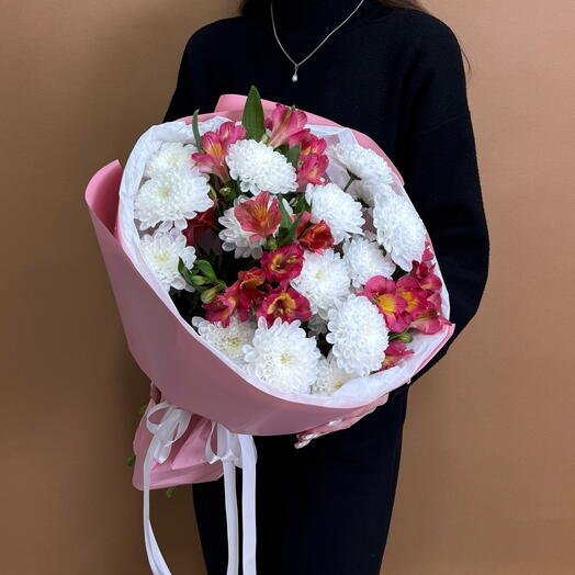 Авторский букет из хризантем и альстромерии