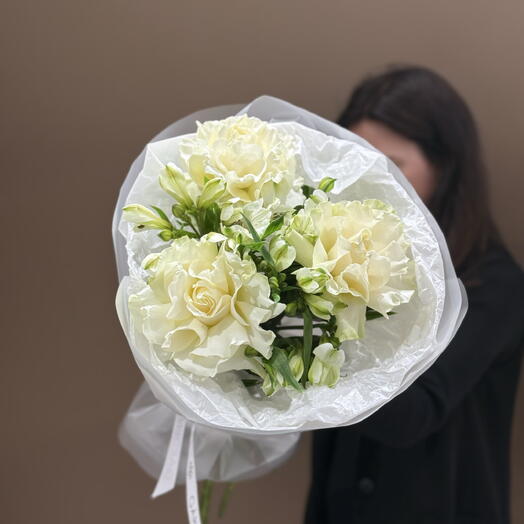 Дуобукет «White dream» из роз Мондиаль и белых альстромерий