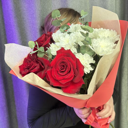 Букет из хризантем и французких роз красных