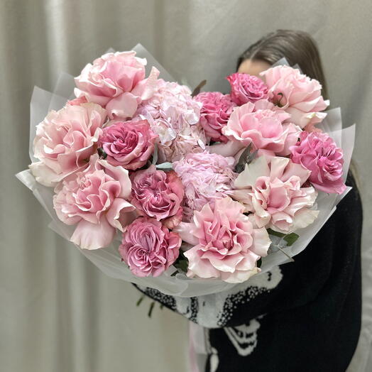 Букет «Ягодный сорбет» из пионовидных и французских роз с гортензиями 🌸