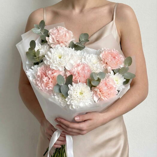 Стойкий букет из хризантем и диантусов