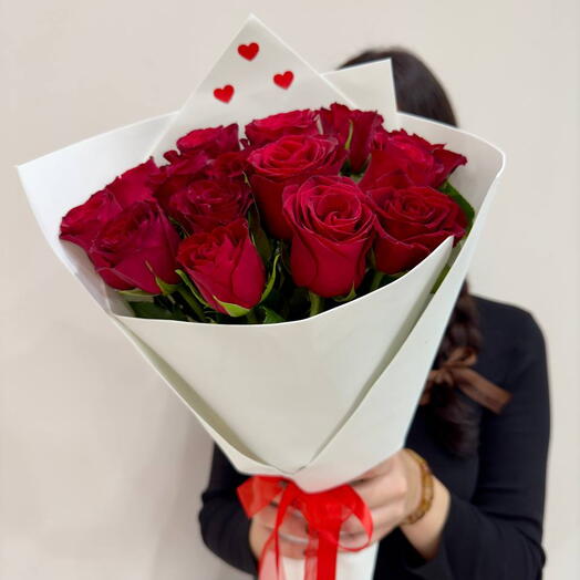 Розы в белой упаковке с сердцем