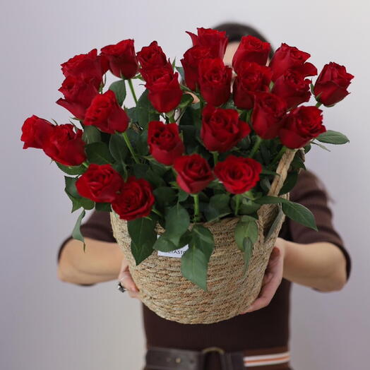 25 красных роз в корзине