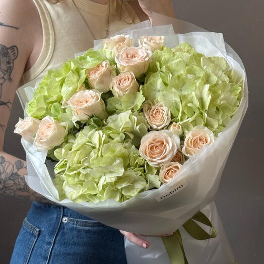 Гортензия и кустовая Роза 🤍