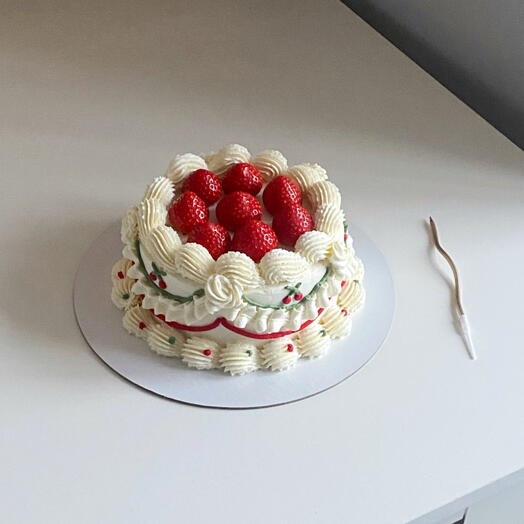Торт 1 кг с рюшами и свежей клубникой
