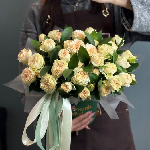 Цветы в коробке розы кустовые