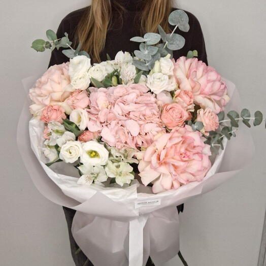 Авторский букет "Весенняя нежность" Bloom Room: роза, альстромерия, эустома, гортензия, эвкалипт